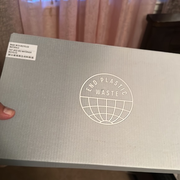 White adidas shoes - Picture 5 of 7